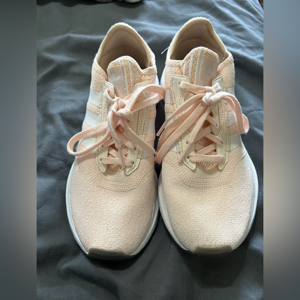 Adidas swift run x shoesβ